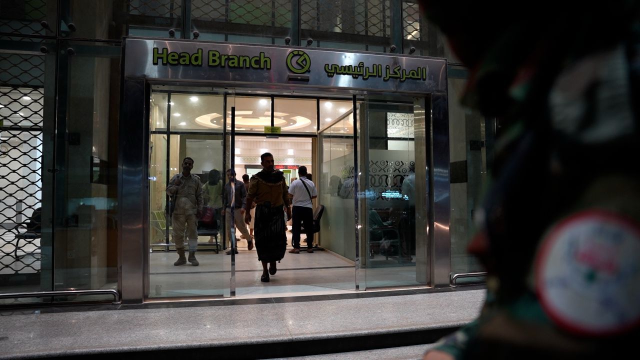 بدء صرف مرتبات قوات العمالقة الجنوبية لشهر فبراير مقدمة من المملكة العربية السعودية بدء صرف مرتبات قوات العمالقة الجنوبية لشهر فبراير مقدمة من المملكة العربية السعودية